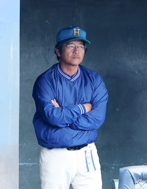 花咲徳栄対山梨学院　戦況を見つめる花咲徳栄・岩井監督（撮影・鈴木正人）