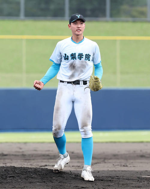 花咲徳栄対山梨学院　優勝しガッツポーズする山梨学院・菰田（撮影・鈴木正人）