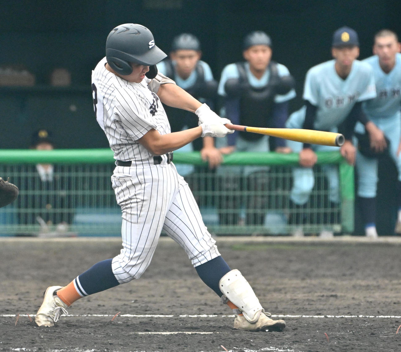 滋賀学園対近江　9回裏滋賀学園1死満塁　中野壮真は左適時打を放つ（撮影・石井愛子）