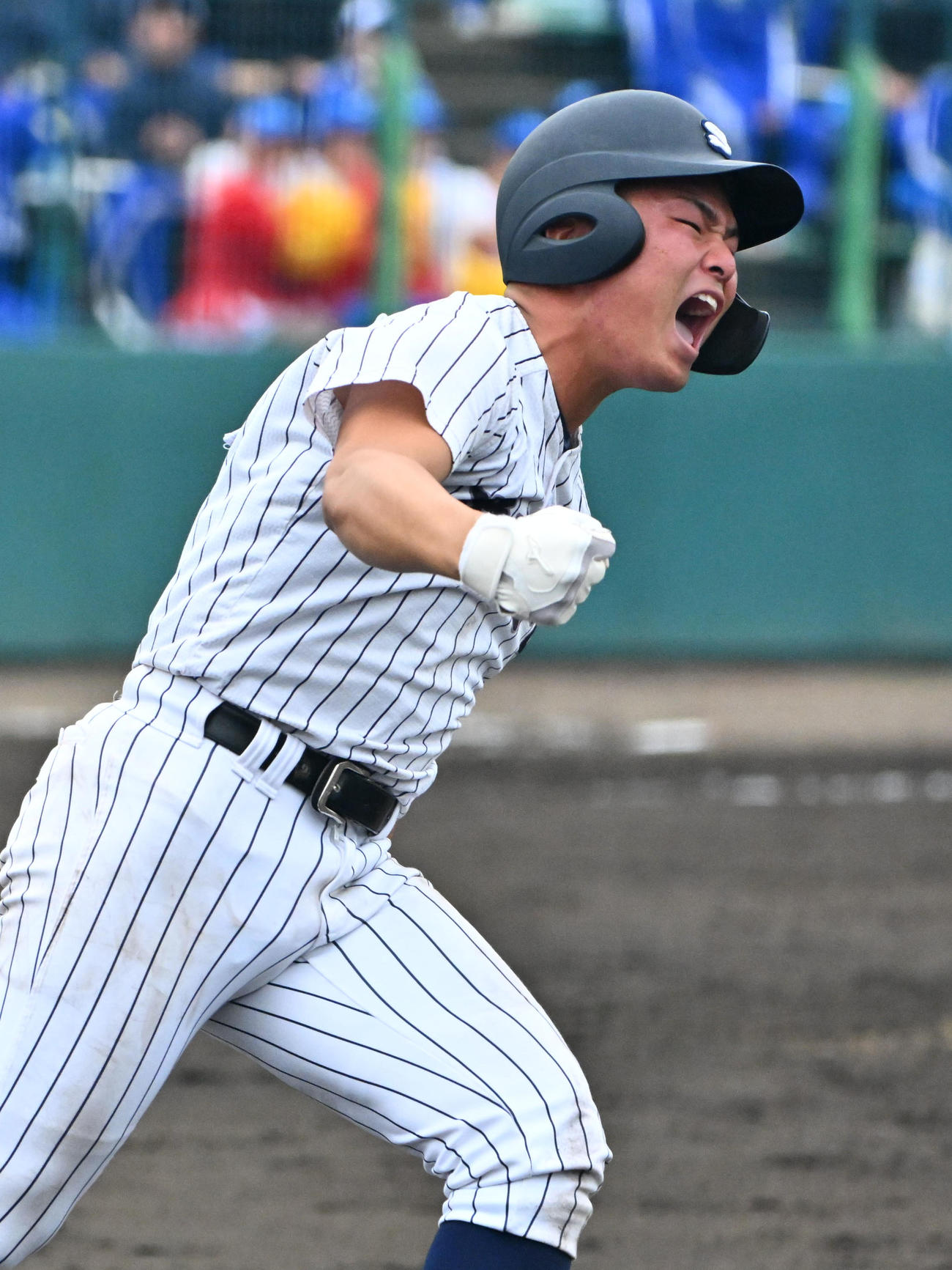 滋賀学園対近江　9回裏滋賀学園1死満塁　中野壮真は左適時打を放つ（撮影・石井愛子）