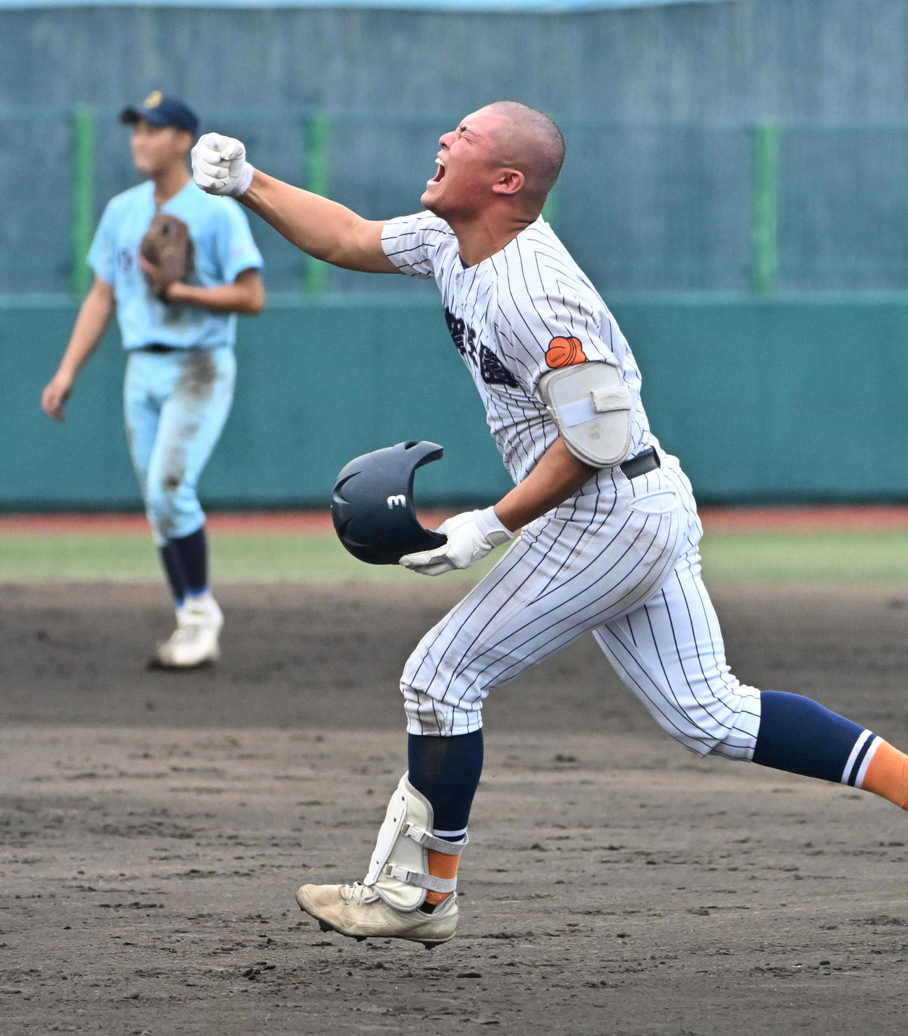 滋賀学園対近江　9回裏滋賀学園1死満塁　中野壮真は左適時打を放つ（撮影・石井愛子）