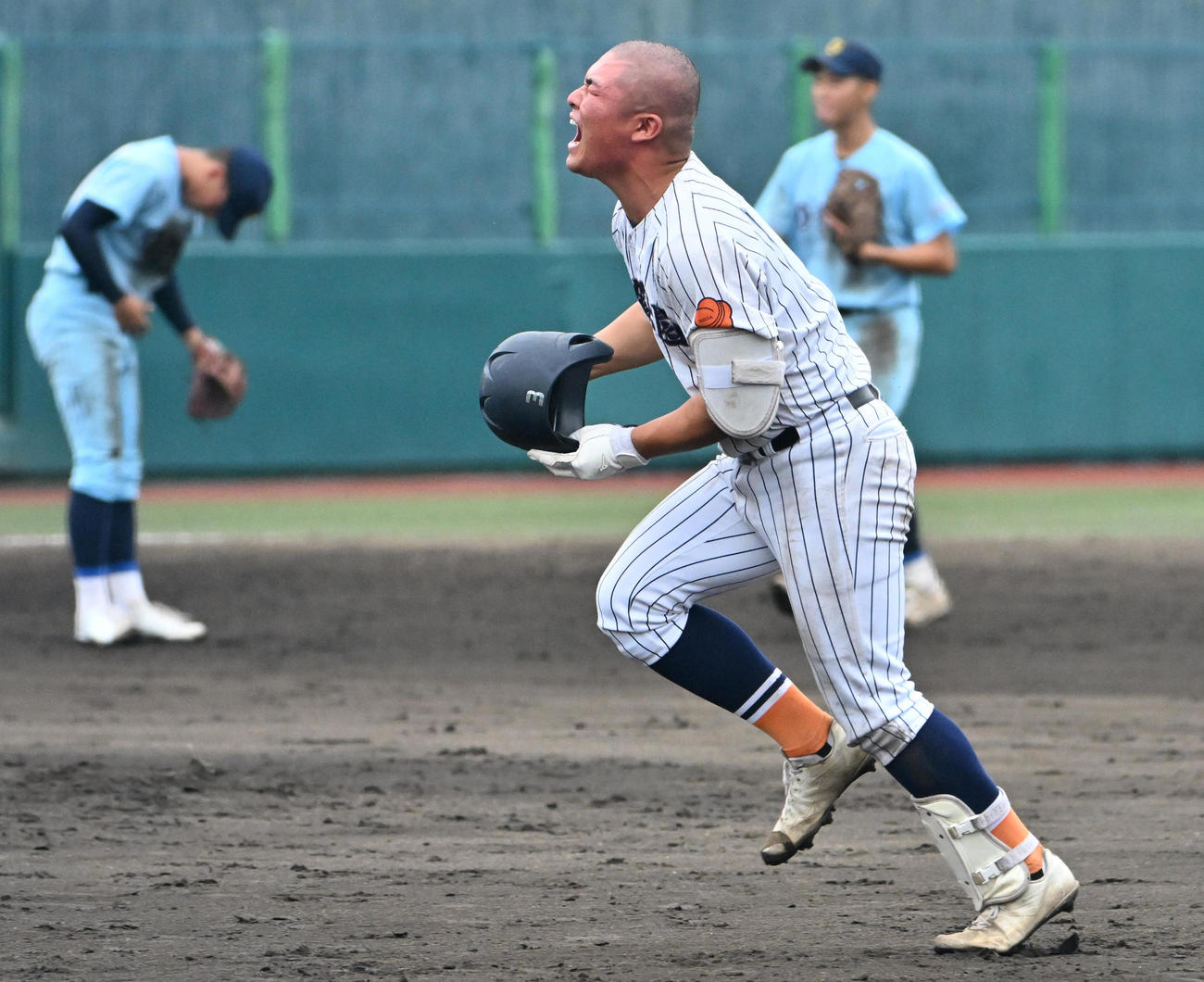 滋賀学園対近江　9回裏滋賀学園1死満塁　中野壮真は左適時打を放つ（撮影・石井愛子）