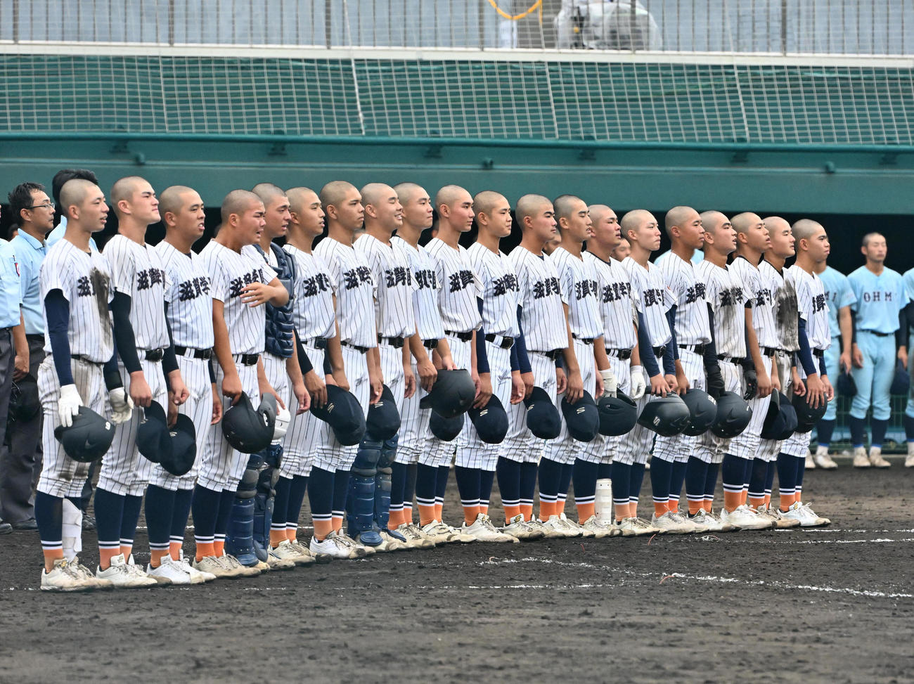 滋賀学園対近江　近江に勝利し校歌を歌う滋賀学園ナイン（撮影・石井愛子）