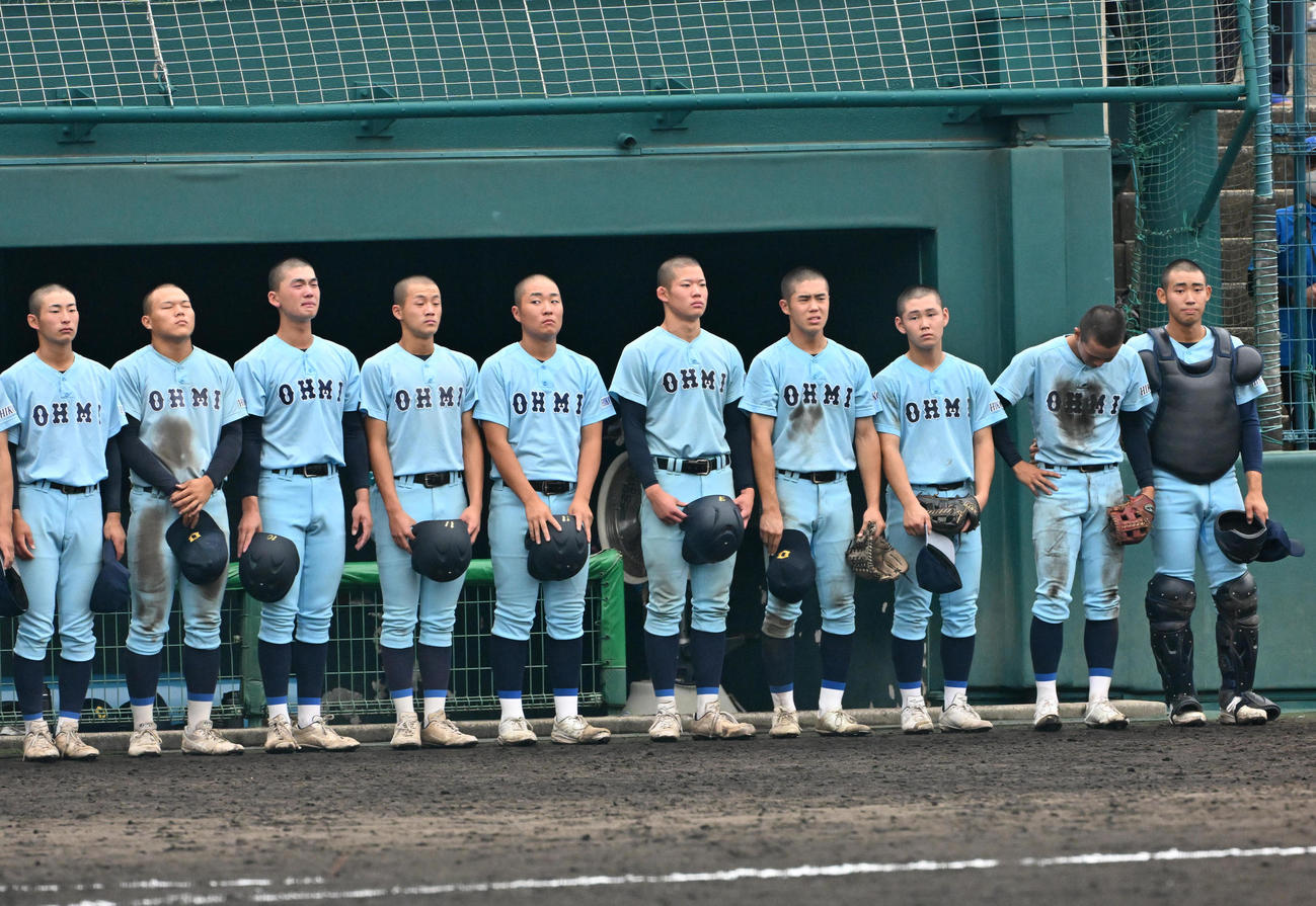 滋賀学園対近江　滋賀学園に負け肩を落とす近江ナイン（撮影・石井愛子）