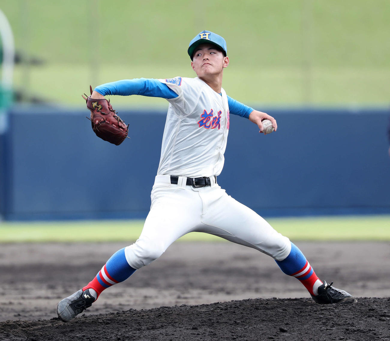 花咲徳栄対山梨学院　力投する花咲徳栄・古賀（撮影・鈴木正人）