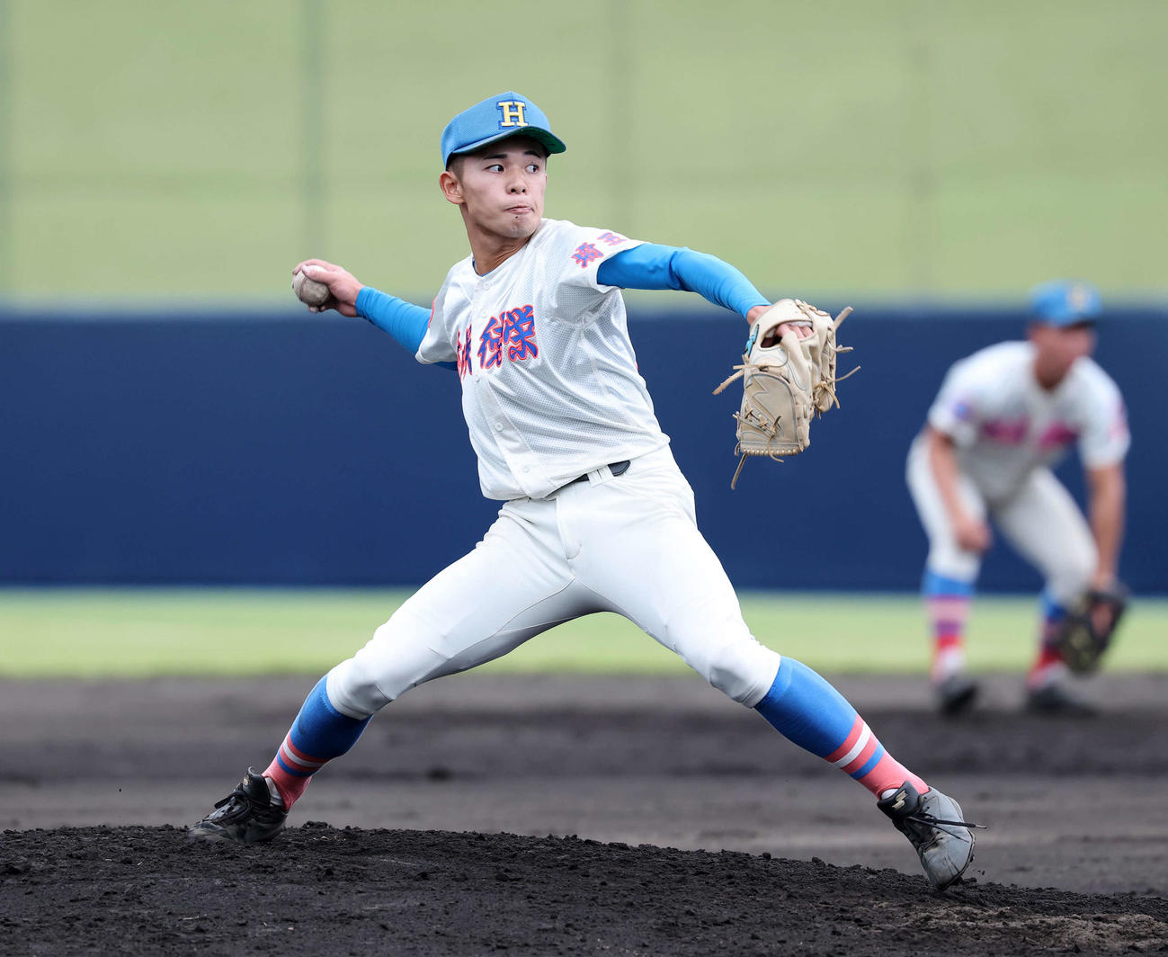 花咲徳栄対山梨学院　力投する花咲徳栄・石川（撮影・鈴木正人）