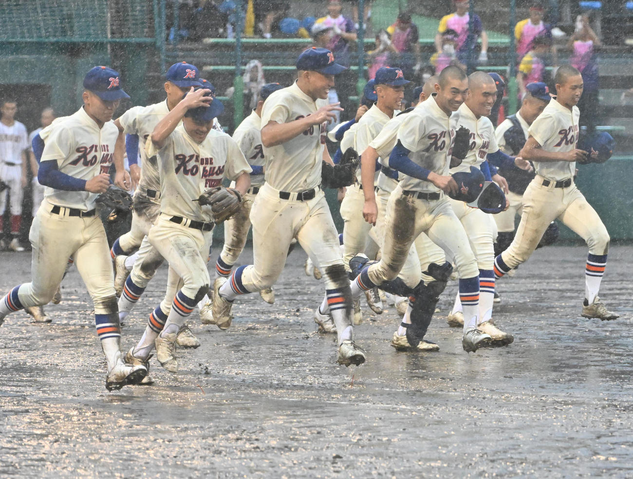 神戸国際対橿原学院　橿原学院に勝利しスタンドに駆け出す神戸国際ナイン（撮影・石井愛子）