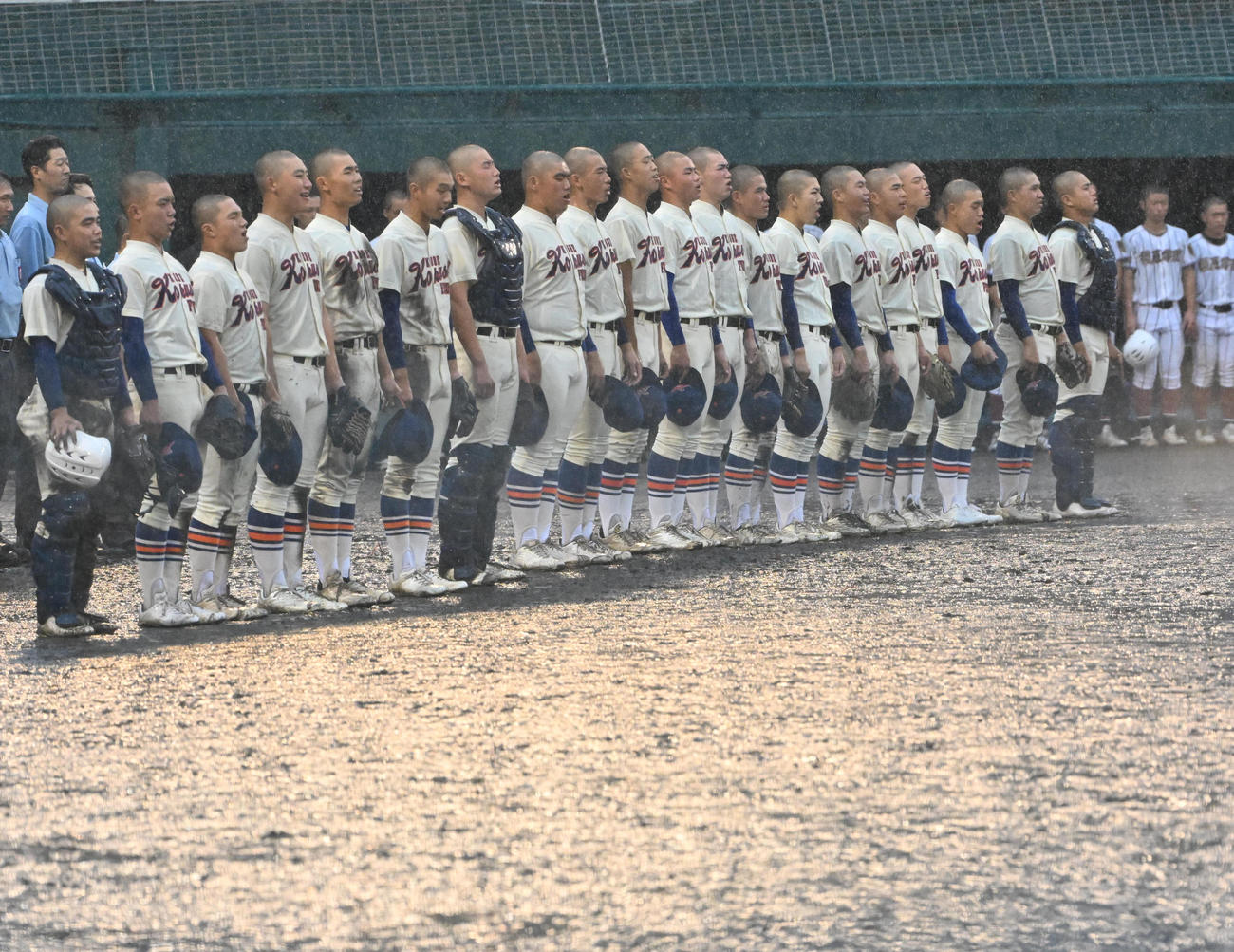神戸国際対橿原学院　橿原学院に勝利し校歌を歌う神戸国際ナイン（撮影・石井愛子）