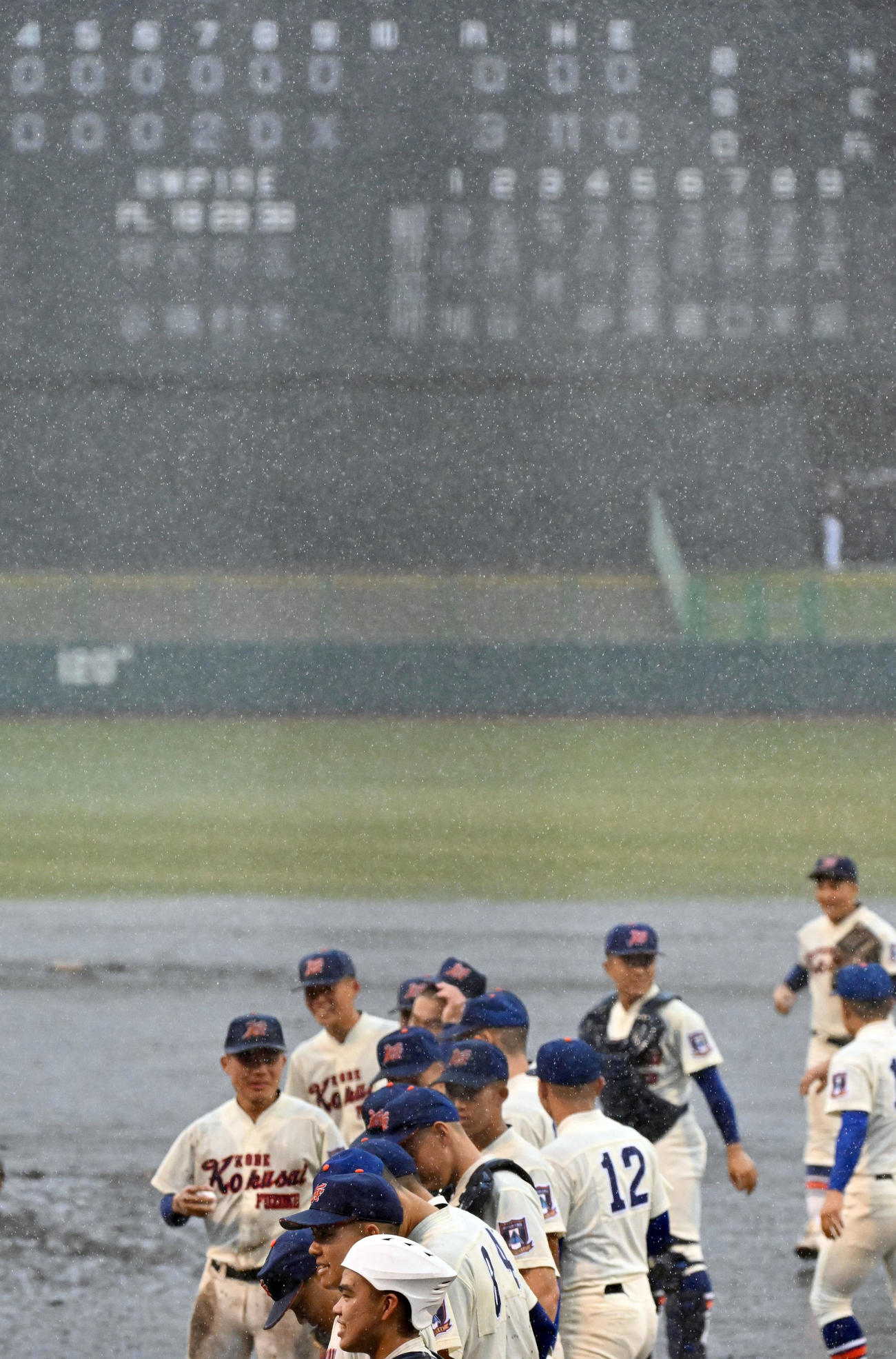 神戸国際対橿原学院　橿原学院に勝利した神戸国際ナイン（撮影・石井愛子）