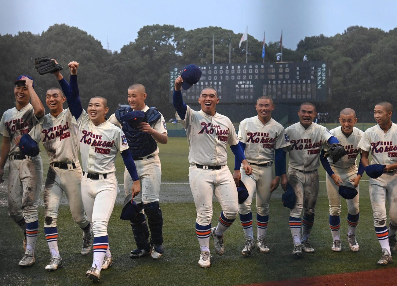 神戸国際対橿原学院　橿原学院に勝利し喜ぶ神戸国際ナイン（撮影・石井愛子）