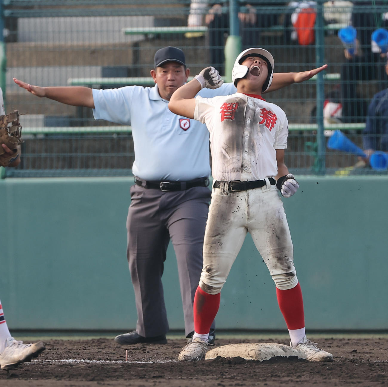 東洋大姫路対智弁学園　9回裏智弁学園2死一、三塁、サヨナラ適時内野安打を放った智弁学園・逢坂は雄たけびを上げてガッツポーズをする（撮影・上田博志）