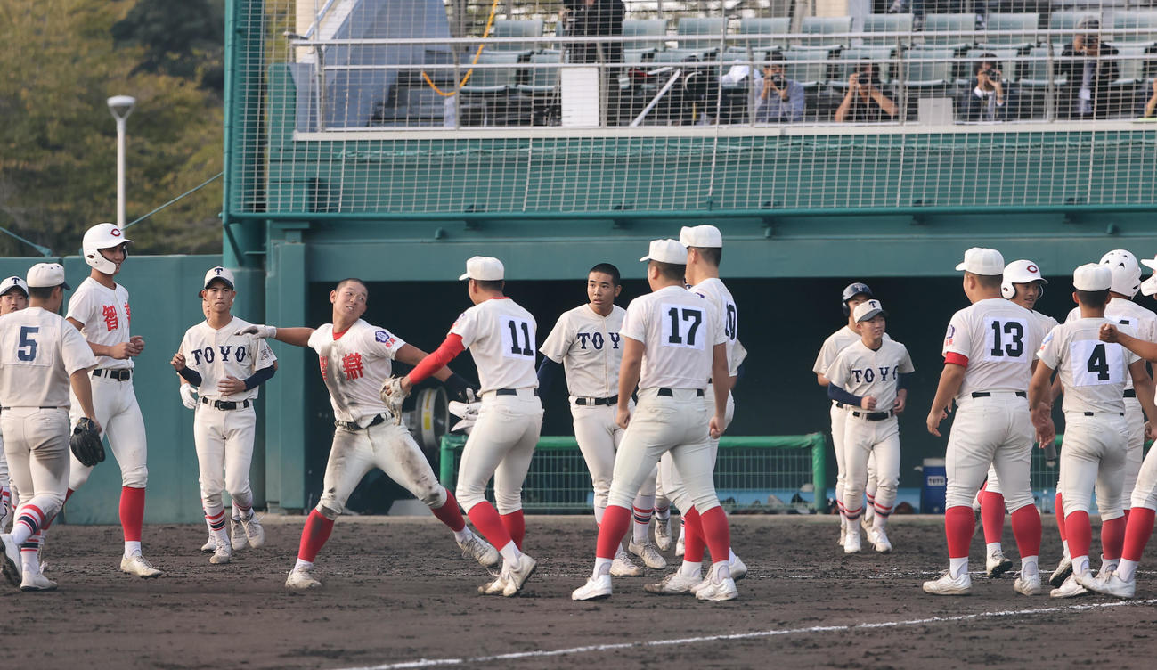 東洋大姫路対智弁学園　9回裏智弁学園2死一、三塁、サヨナラ適時内野安打を放った智弁学園・逢坂（左から4人目）はナインと喜び合う（撮影・上田博志）