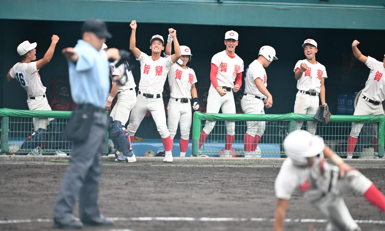 東洋大姫路対智弁学園　2回裏智弁学園2死一、三塁、多井の三塁打で一塁走者・八木も生還し喜ぶ智弁学園ナイン（撮影・和賀正仁）