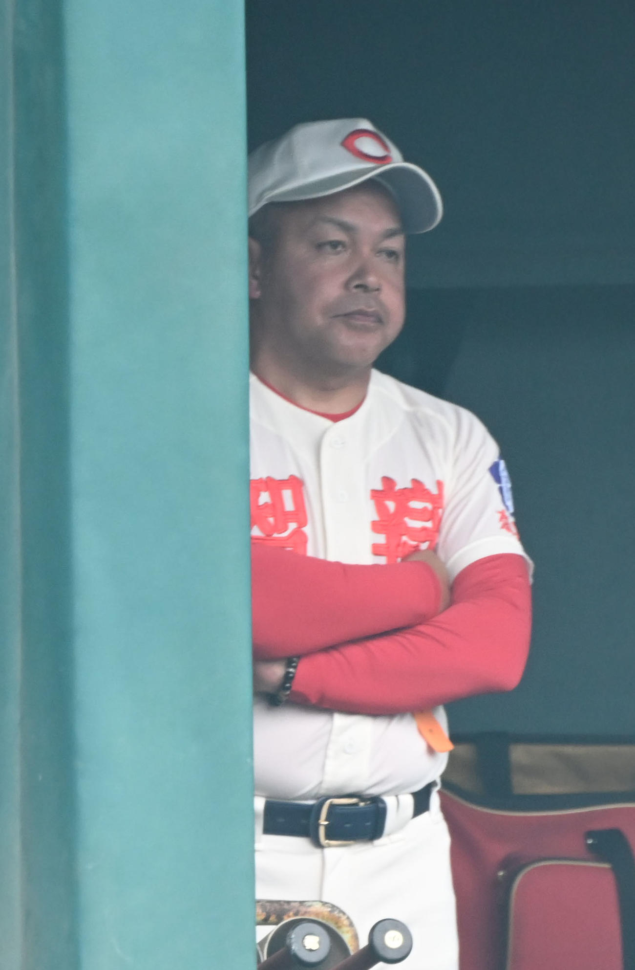 東洋大姫路対智弁学園　ベンチから指揮を執る智弁学園・小坂監督（撮影・和賀正仁）