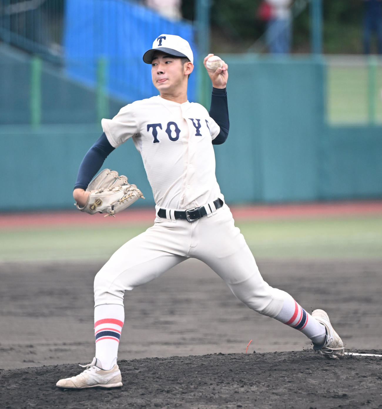 東洋大姫路対智弁学園　2回裏途中から登板する東洋大姫路・三上（撮影・和賀正仁）