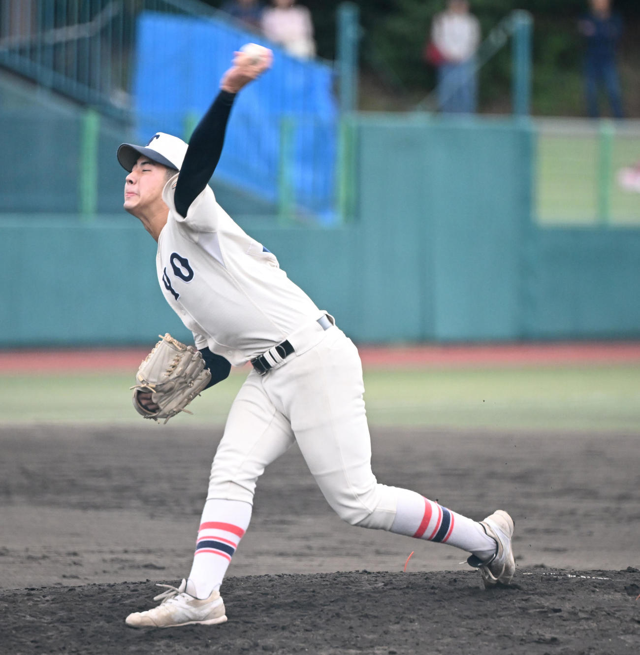 東洋大姫路対智弁学園　2回裏途中から登板する東洋大姫路・三上（撮影・和賀正仁）