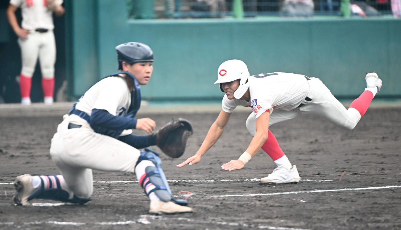 東洋大姫路対智弁学園　2回裏智弁学園2死一、三塁、多井の2点三塁打で生還する一塁走者・八木（撮影・和賀正仁）