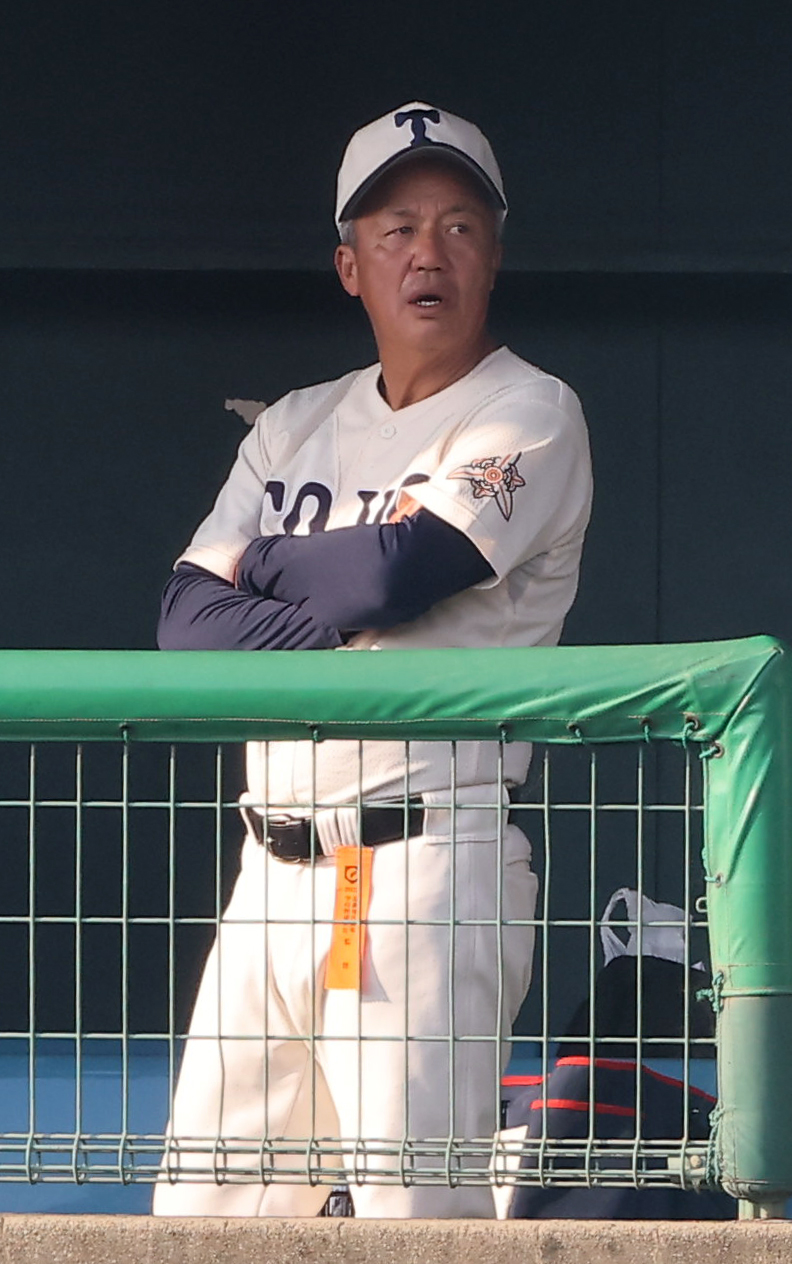 東洋大姫路対智弁学園　智弁学園に敗れた東洋大姫路・岡田監督はベンチで厳しい表情を見せる（撮影・上田博志）