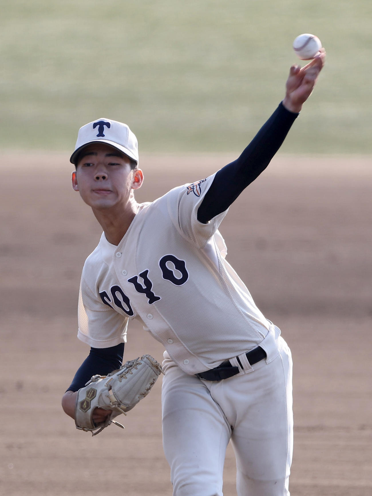 東洋大姫路対智弁学園　継続試合で6回から登板する東洋大姫路・三上（撮影・上田博志）