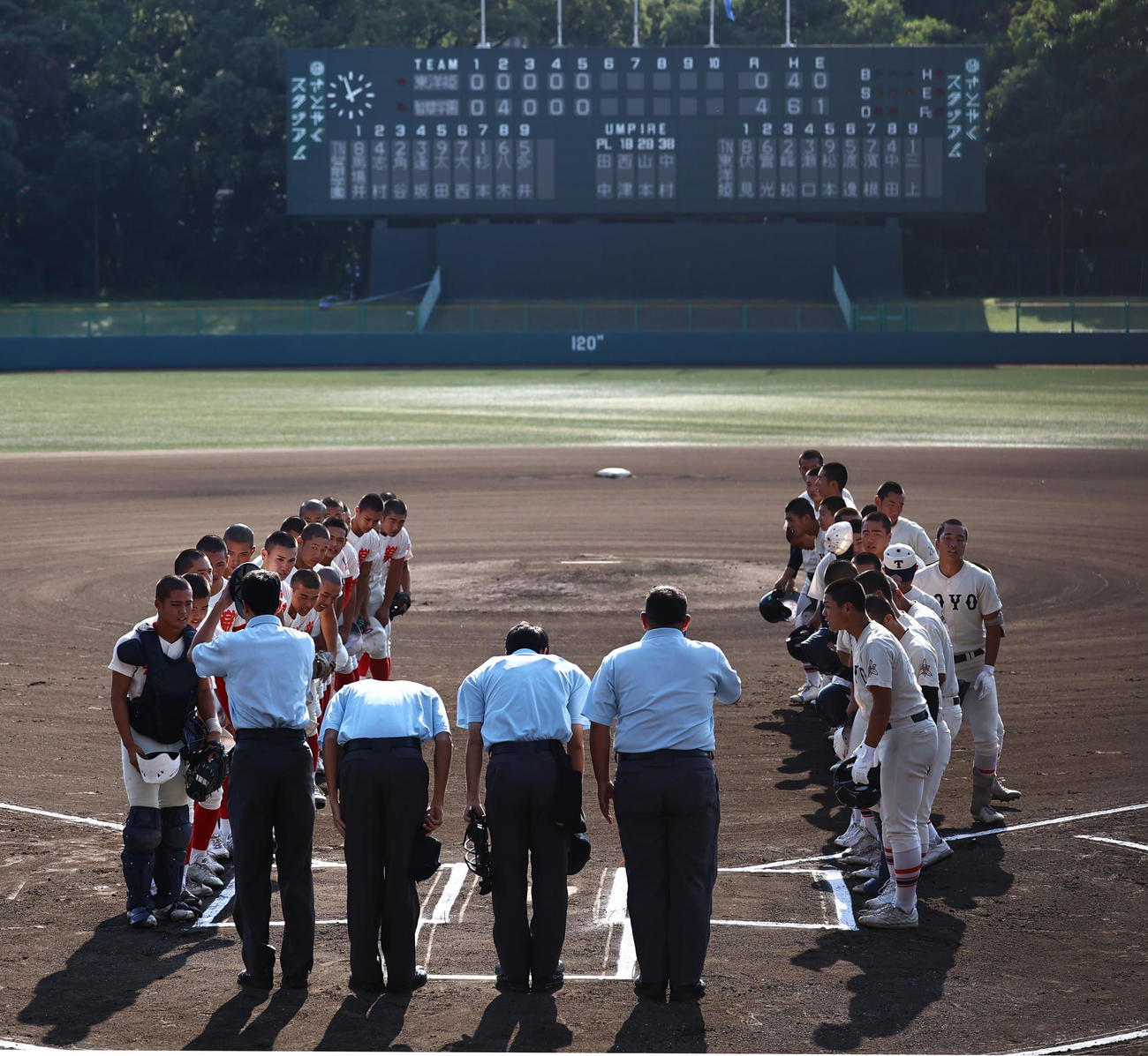 近畿地区高等学校野球大会・東洋大姫路対智弁学園は継続試合のため6回表から行われた（撮影・上田博志）
