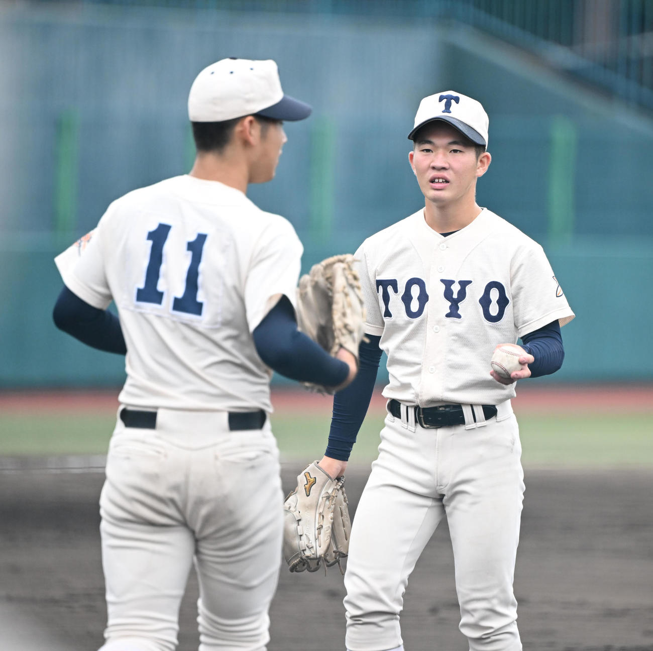 東洋大姫路対智弁学園　2回裏途中でマウンドを三上（左）に譲る下山（撮影・和賀正仁）