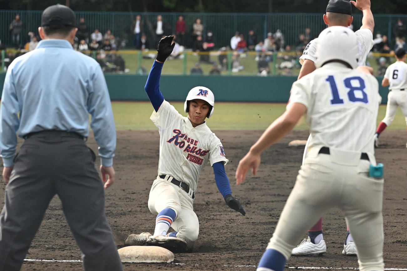 大阪桐蔭対神戸国際大付　2回裏神戸国際大付1死二塁、タッチアップで二塁走者の谷口が進塁（撮影・滝沢美穂子）