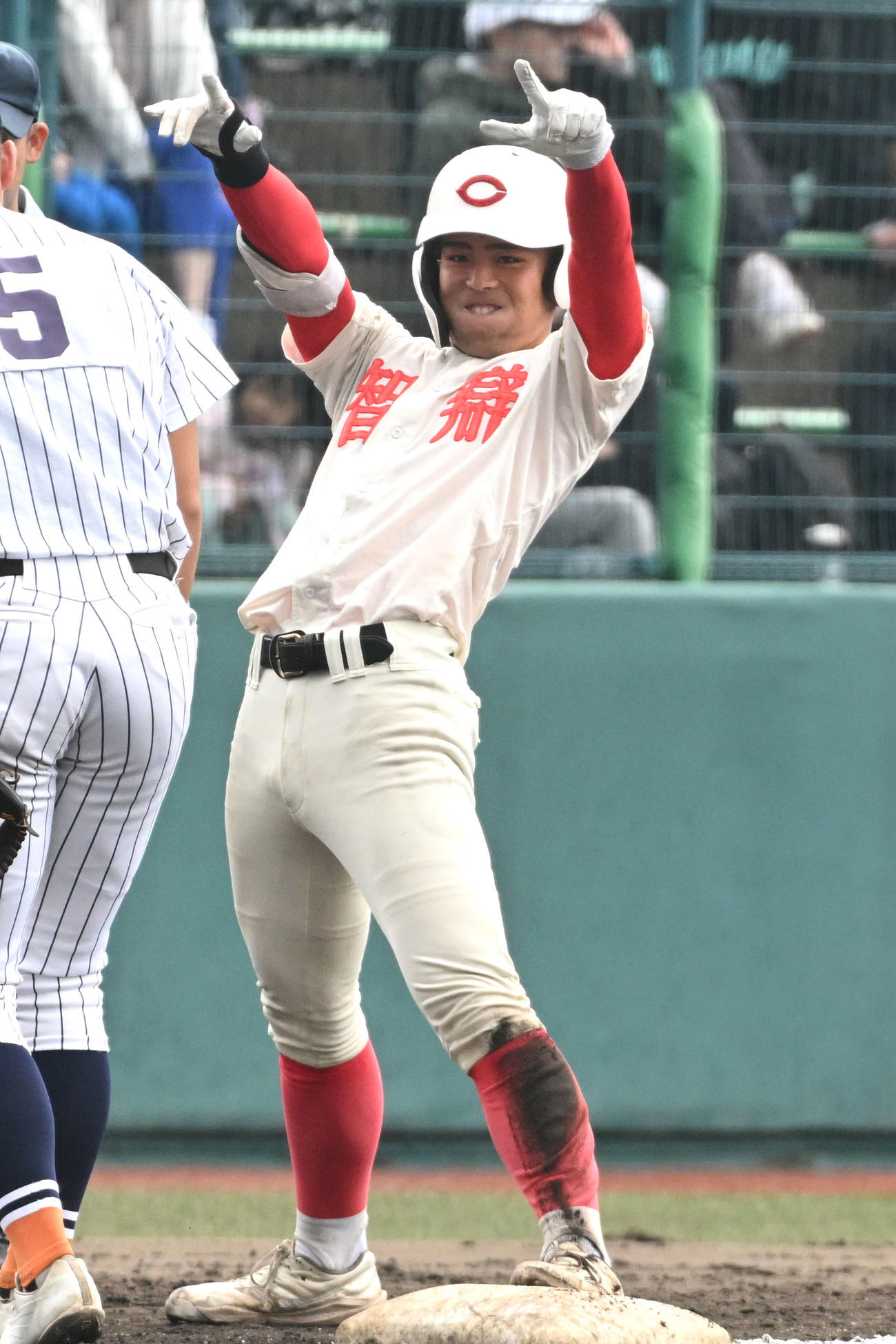 智弁学園対滋賀学園　8回表智弁学園1死一、三塁、角谷は右越え適時三塁打を放ち、両手を挙げる（撮影・滝沢美穂子）