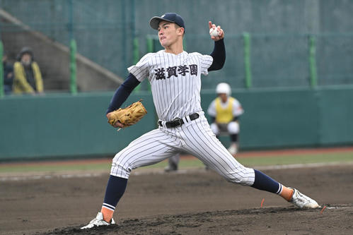 智弁学園対滋賀学園　滋賀学園先発の奥間（撮影・滝沢美穂子）