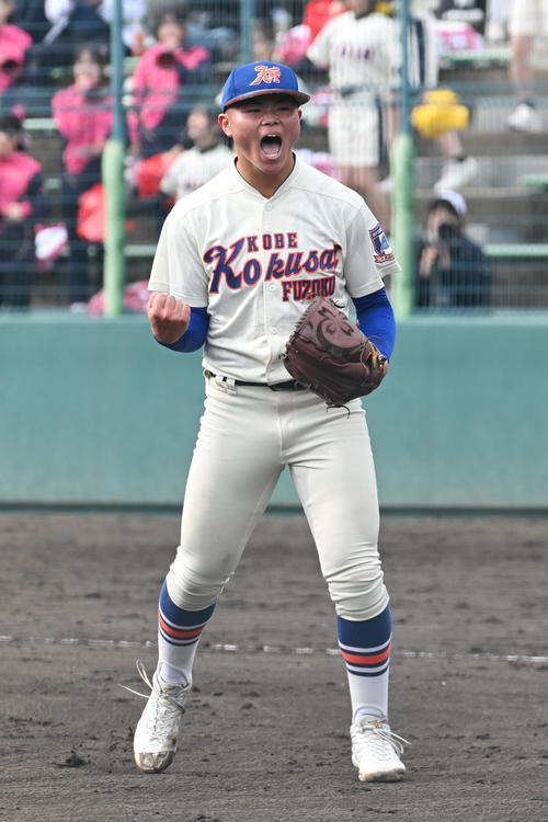 大阪桐蔭対神戸国際大付　3回表のピンチを切り抜け、叫ぶ神戸国際大付の豊岡（撮影・滝沢美穂子）