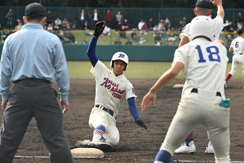 大阪桐蔭対神戸国際大付　2回裏神戸国際大付1死二塁、タッチアップで二塁走者の谷口が進塁（撮影・滝沢美穂子）