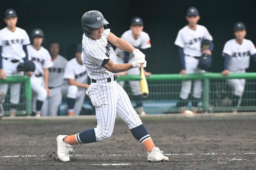 智弁学園対滋賀学園　4回裏滋賀学園無死満塁、中田は中前適時打を放つ（撮影・滝沢美穂子）