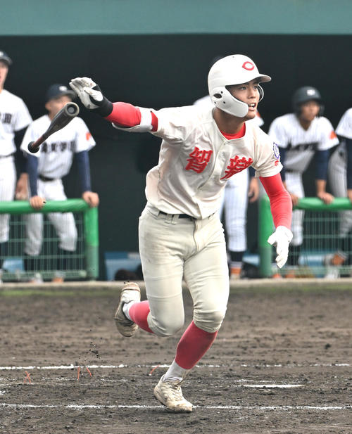 智弁学園対滋賀学園　8回表智弁学園1死一、三塁、角谷は右越え適時三塁打を放つ（撮影・滝沢美穂子）
