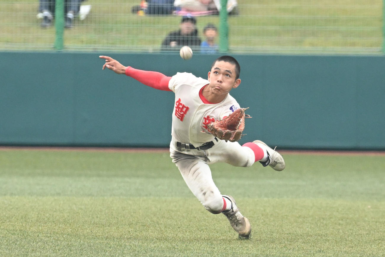 智弁学園対滋賀学園　4回裏滋賀学園無死満塁、好捕する智弁学園の馬場井中堅手（撮影・滝沢美穂子）