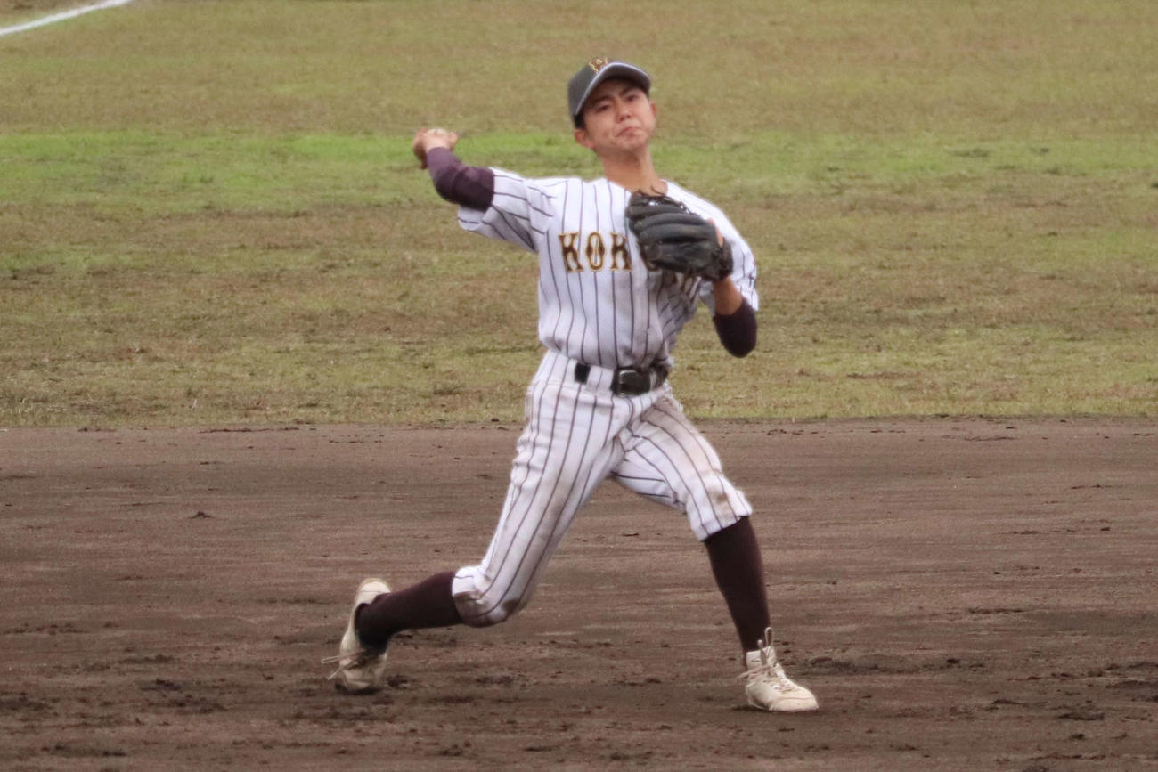 好守でチームを盛り立てる国士舘の鈴木一（撮影・保坂淑子）