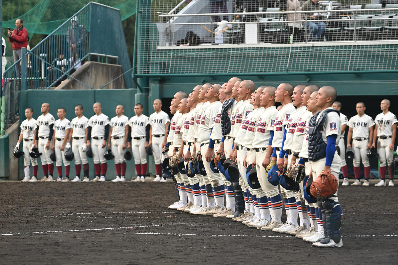 大阪桐蔭対神戸国際大付　大阪桐蔭を破り、校歌を斉唱する神戸国際大付の選手たち（撮影・滝沢美穂子）