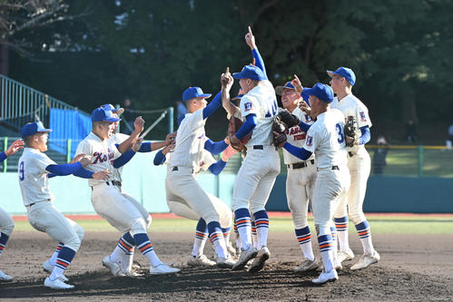 智弁学園対神戸国際大付　優勝を決め、喜ぶ神戸国際大付の選手たち（撮影・滝沢美穂子）