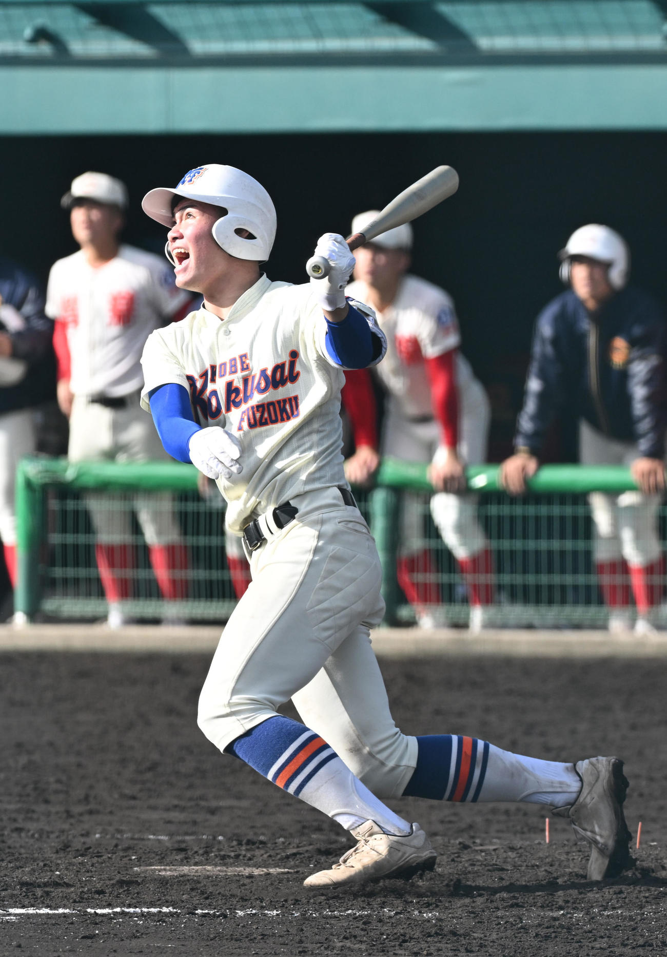 智弁学園対神戸国際大付　8回裏神戸国際大付2死一塁、橋本が左中間適時二塁打を放つ（撮影・滝沢美穂子）
