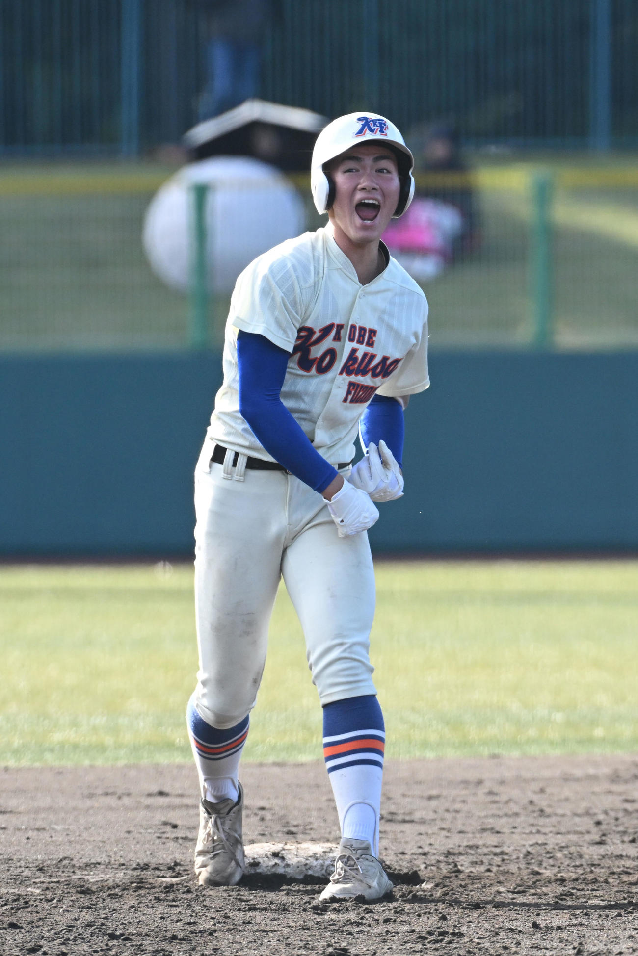 智弁学園対神戸国際大付　8回裏神戸国際大付2死一塁、橋本が左中間適時二塁打を放ち、ガッツポーズ（撮影・滝沢美穂子）