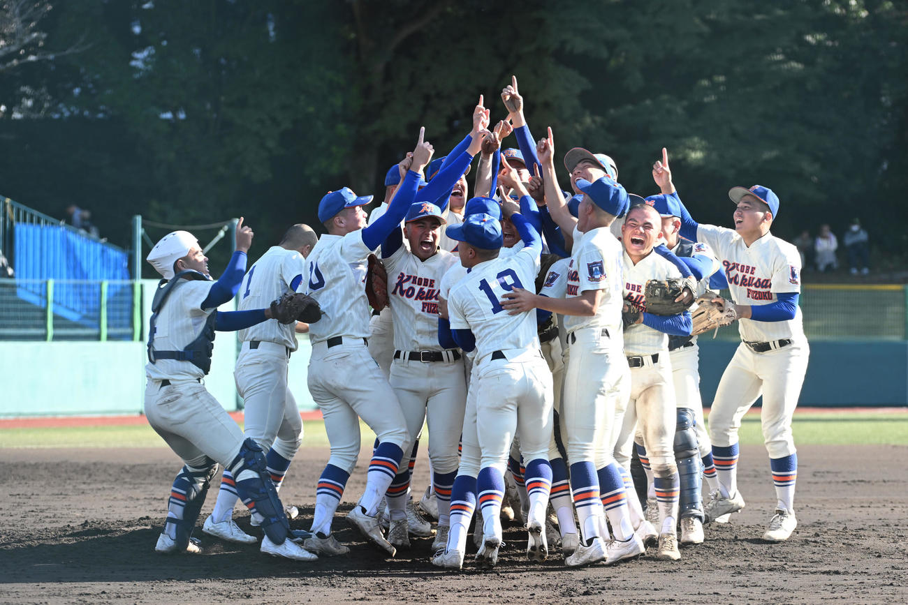 智弁学園対神戸国際大付　優勝を決め、喜ぶ神戸国際大付の選手たち（撮影・滝沢美穂子）
