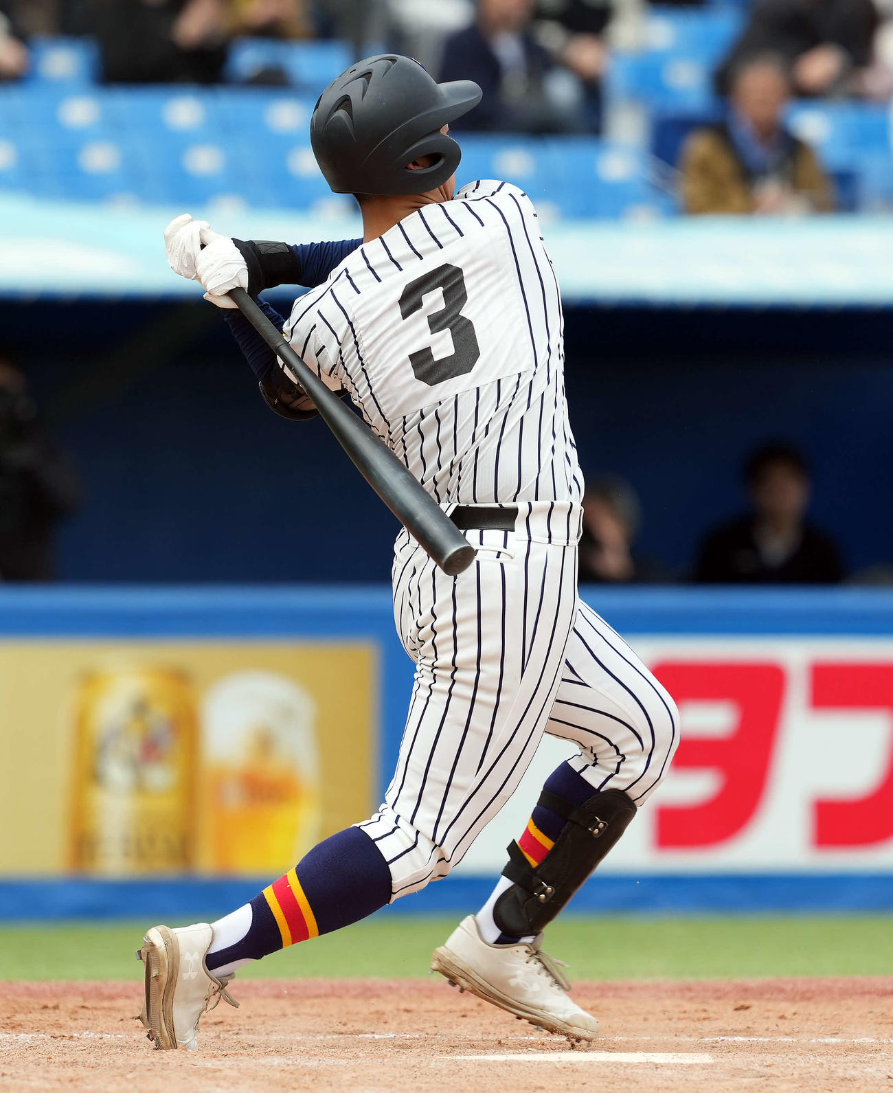 国士舘対帝京　3回裏帝京2死、左中間にソロ本塁打を放つ安藤（撮影・たえ見朱実）