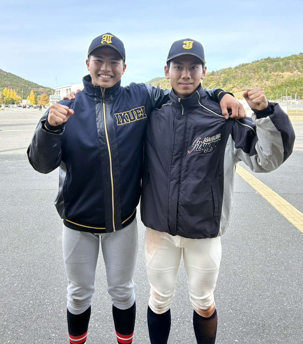 肩を組みガッツポーズする仙台育英・古川（左）と旭川実・高本（撮影・木村有優）