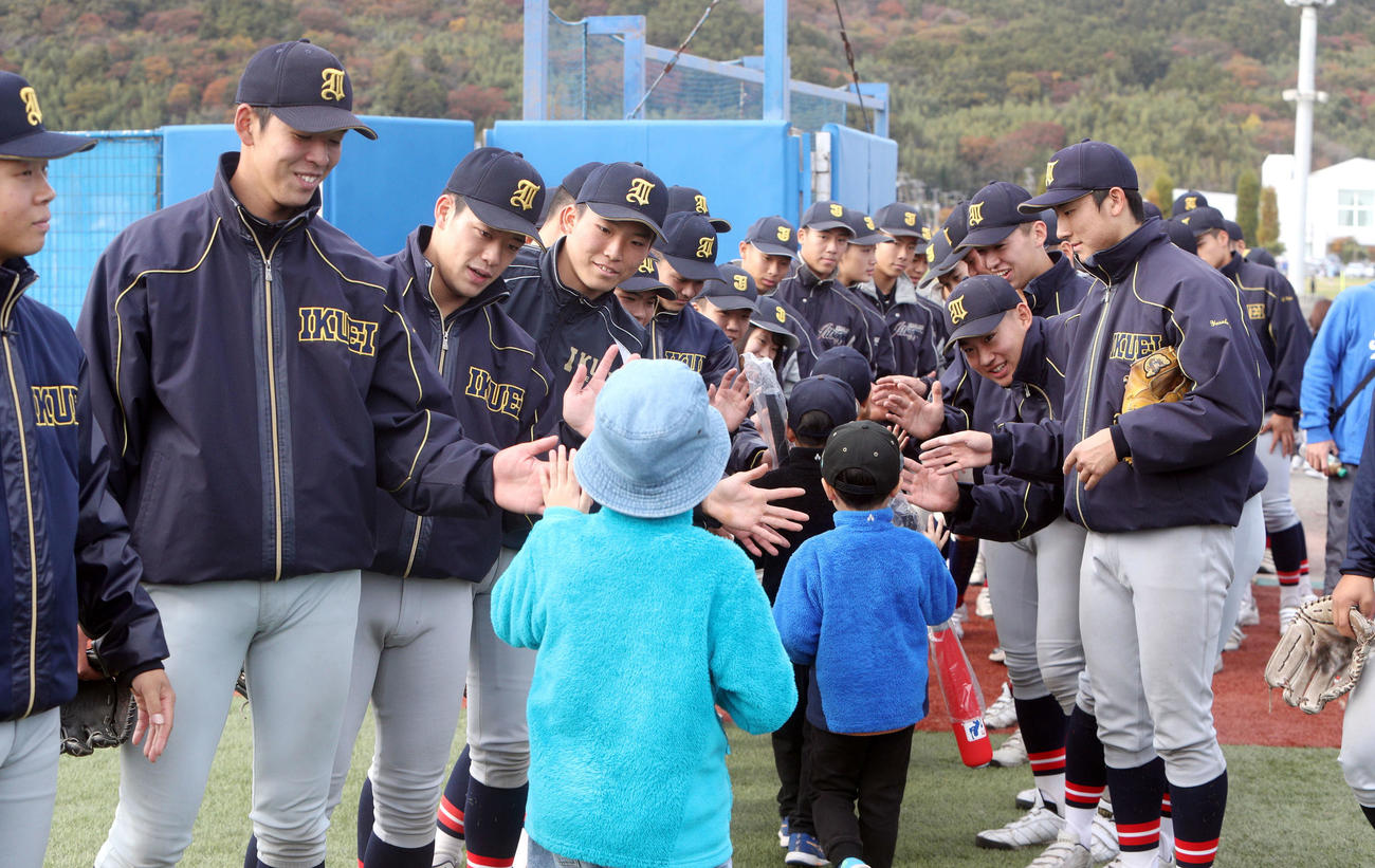 野球体験会参加者を見送る仙台育英と旭川実の両ナイン（撮影・木村有優）