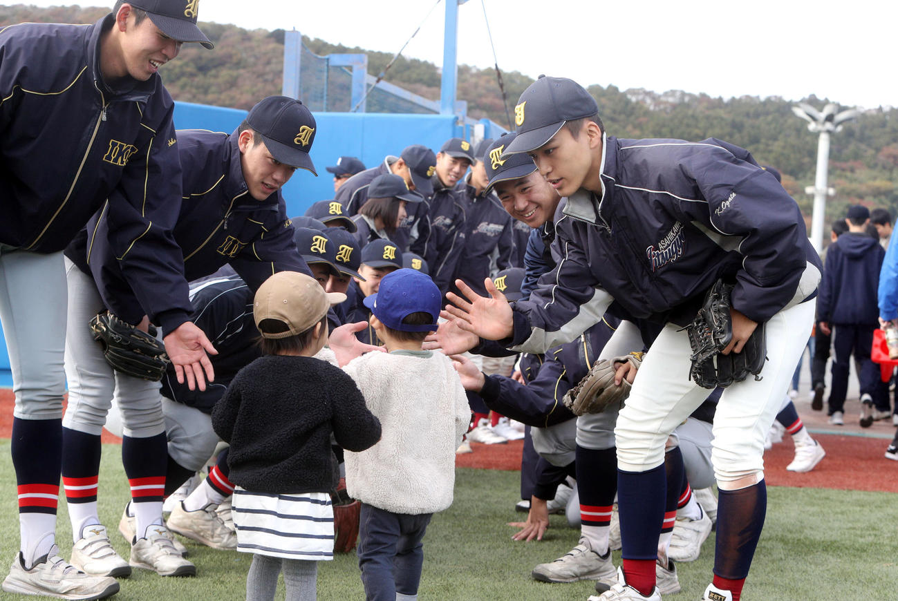 野球体験会参加者を見送る仙台育英と旭川実の両ナイン（撮影・木村有優）