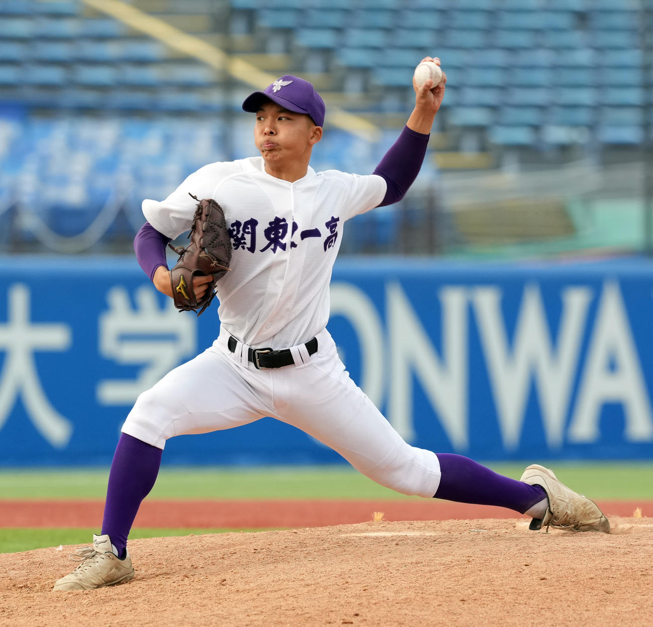 関東一対桜美林　6回途中からマウンドに上がった関東一・石井（撮影・たえ見朱実）