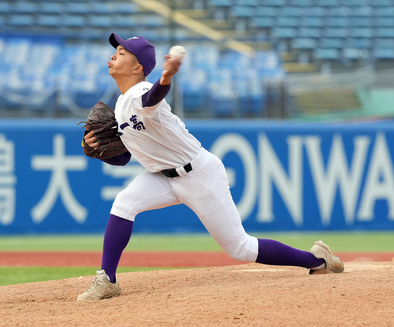 関東一対桜美林　6回途中からマウンドに上がった関東一・石井（撮影・たえ見朱実）