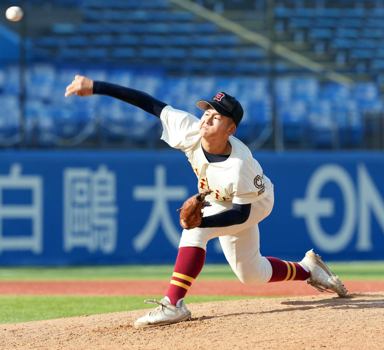 関東一対桜美林　5回途中でマウンドに上がった桜美林・佐藤（撮影・たえ見朱実）