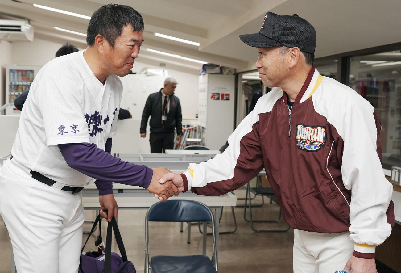 関東一対桜美林　試合終了後、桜美林・津野監督（右）と握手を交わす関東一・米沢監督（撮影・たえ見朱実）