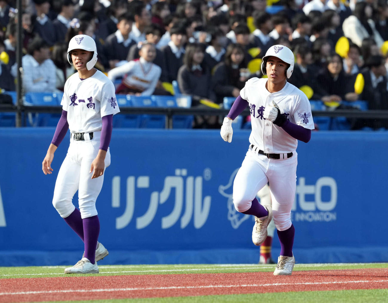 関東一対桜美林　6回表関東一1死一塁、左越えに2点本塁打を放った佐宗（撮影・たえ見朱実）