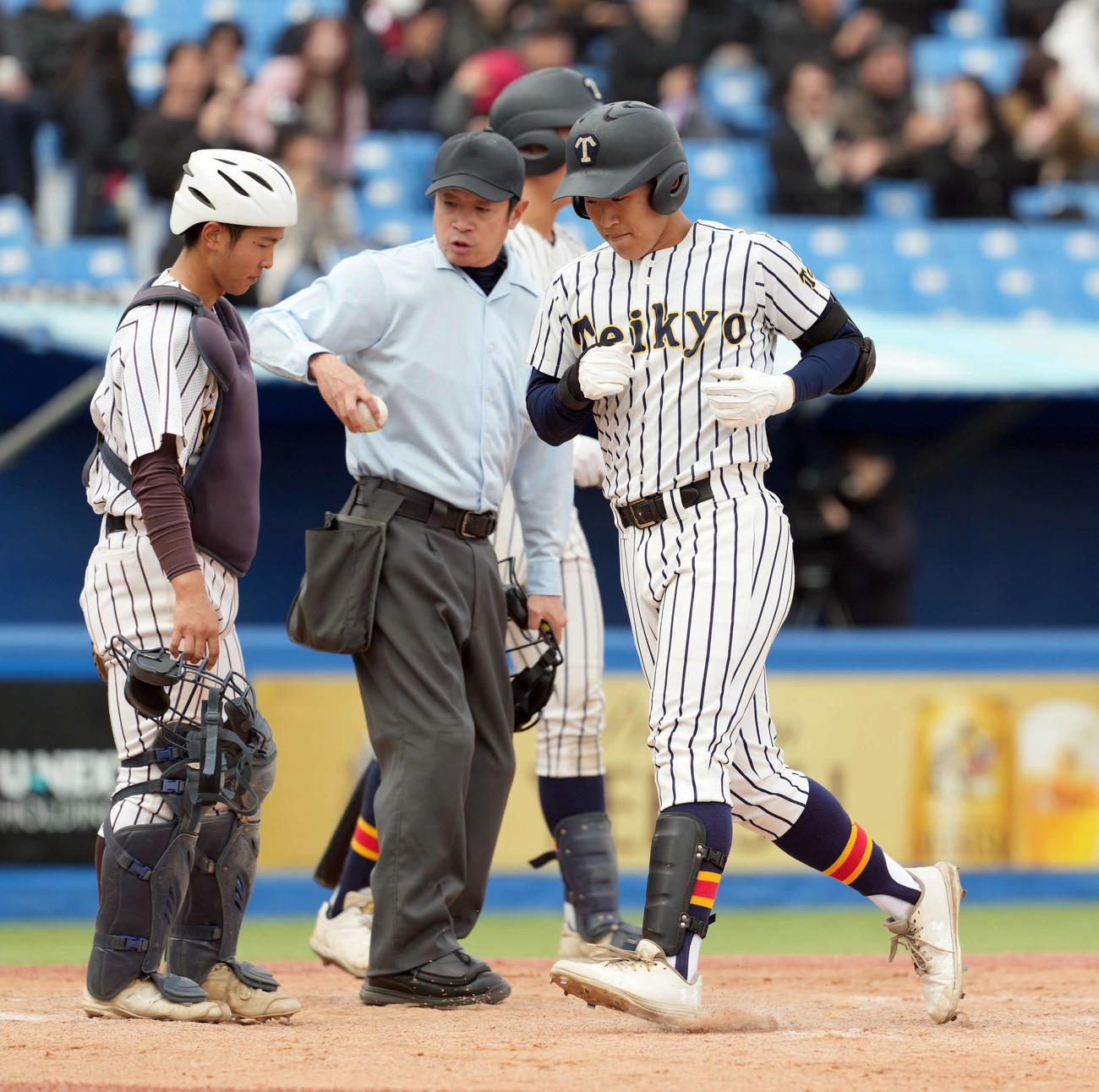 国士舘対帝京　3回裏帝京2死、左中間にソロ本塁打を放った安藤（撮影・たえ見朱実）