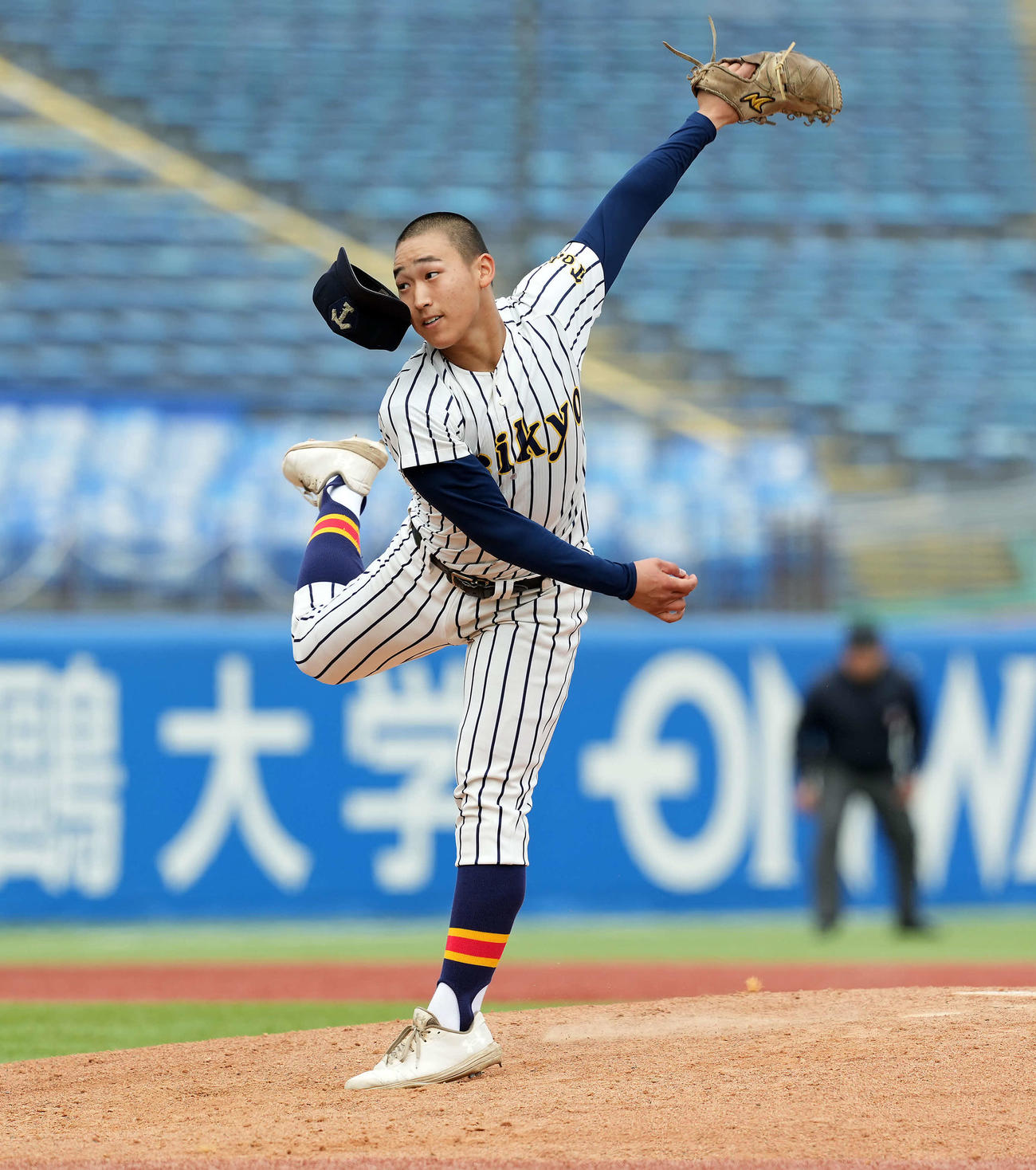 国士舘対帝京　力投する帝京の先発安藤（撮影・たえ見朱実）